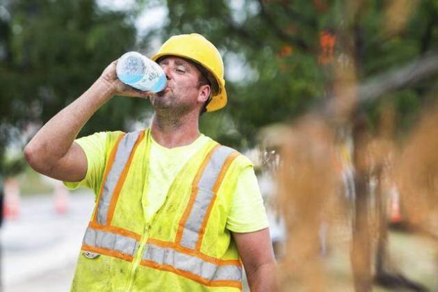 ¿Qué son los electrolitos y por qué son importantes para los trabajadores industriales?