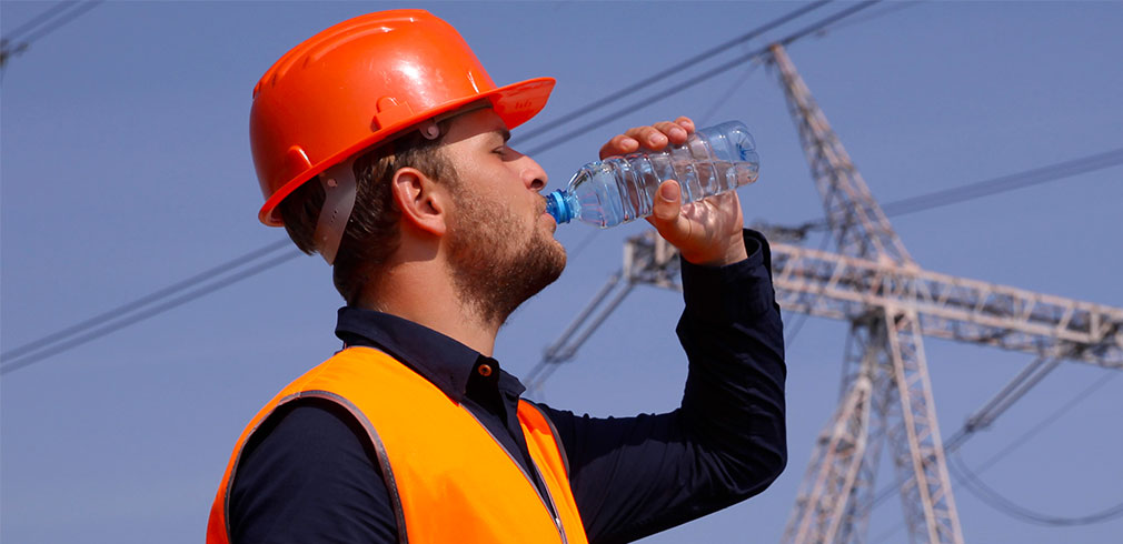 ¿Trabajas Bajo el Sol o en Altas Temperaturas? Los Electrolitos Son Esenciales